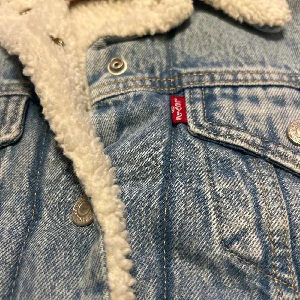 Levi's Light Wash Denim TruckerJacket with Cream Sherpa Lining NWT - Picture 2 of 4